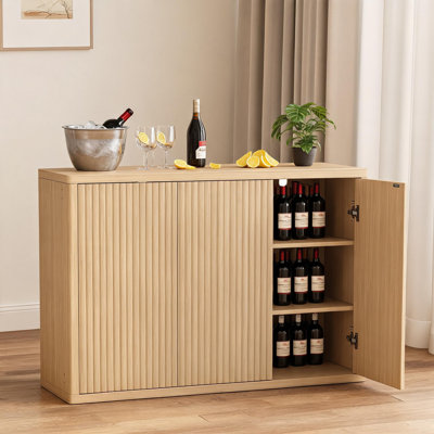 Buffet de 46,7 po de largeur avec rangement, armoire de rangement cannelée en bois avec tablettes réglables et 3 portes, table basse avec crédence en bois pour le salon de la cuisine.