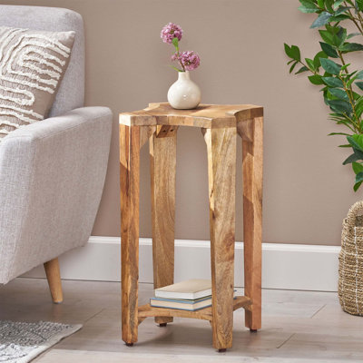 Table d'appoint en bois de manguier fabriquée à la main avec un design concave, parfaite pour un décor bohème et polyvalente dans n'importe quelle pièce.