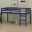 Lit mezzanine en bois avec échelle-659184528