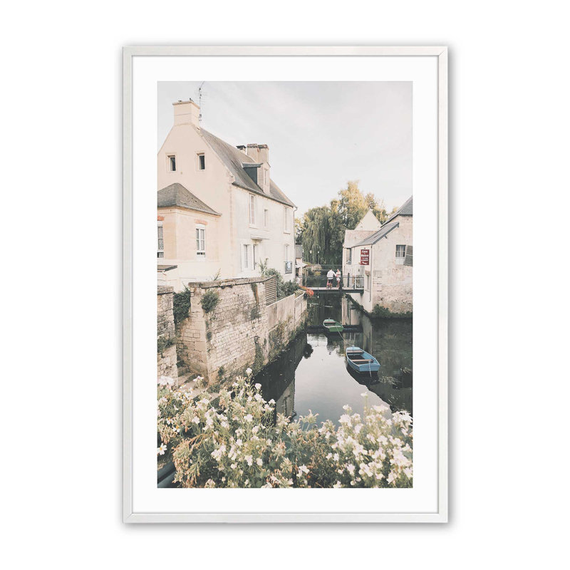 «Serene Village Waterscape Print», sans cadre, 36 po x 24 po, Cadre opaque blanc, H 25 po x l 19 po x P 1,25 po