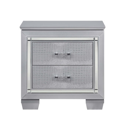 Table de chevet à finition glamour avec tiroirs en faux alligator et éclairage à DEL pour un décor de chambre à coucher élégant