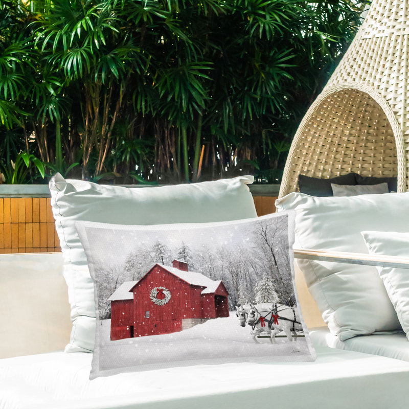 Coussin d'extérieur imprimé neige avec grange rouge par Lori Deiter
