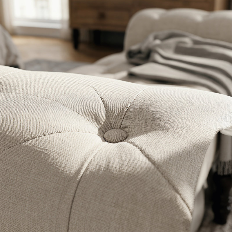 Banc rembourré beige capitonné à boutons avec grand repose-pieds avec accoudoirs roulés, fauteuil de chambre et de salon élégant