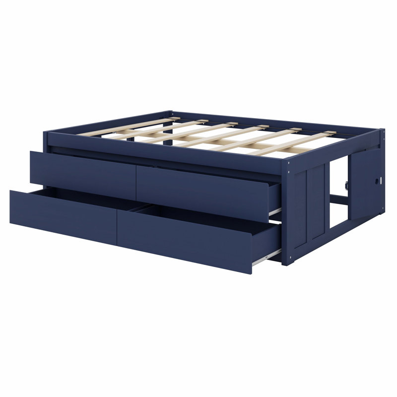Cadre de lit plateforme avec tiroirs de rangement coulissants et panneaux verticaux décoratifs qui s'harmonisent avec un décor de style ferme moderne.