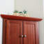 Armoire de rangement 8 portes avec tablettes réglables et grand espace en cerisier