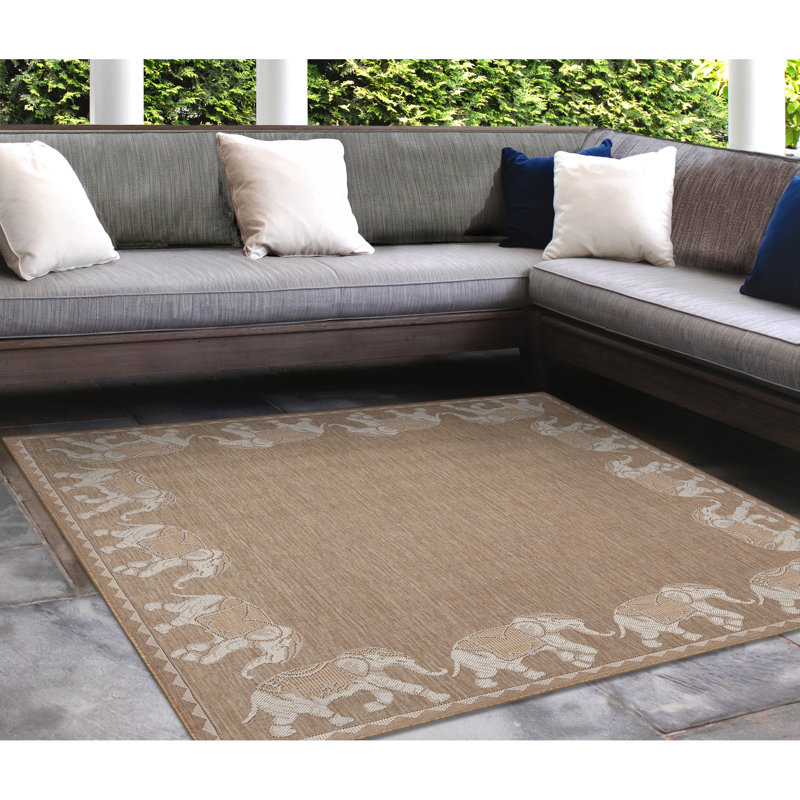 Tapis intérieur / extérieur Humberto Marching Elephants, Sable, Carré 7 pi 10 po
