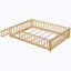 Lit plateforme au sol avec garde-corps et porte-795659788