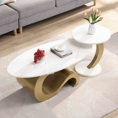 Table basse dorée dans le salon - 2 pièces, ovale et ronde, élégante et 2 dorées