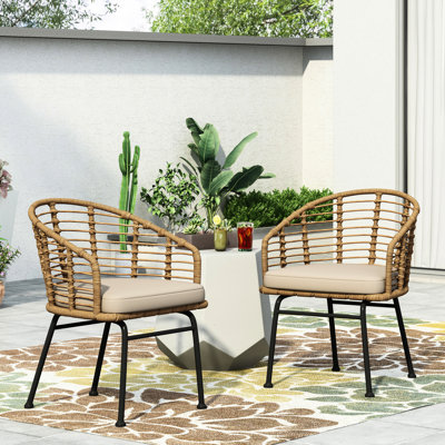 Chaise d'extérieur moderne en osier avec un design en forme de baignoire et des coussins résistants à l'eau pour une assise durable et élégante