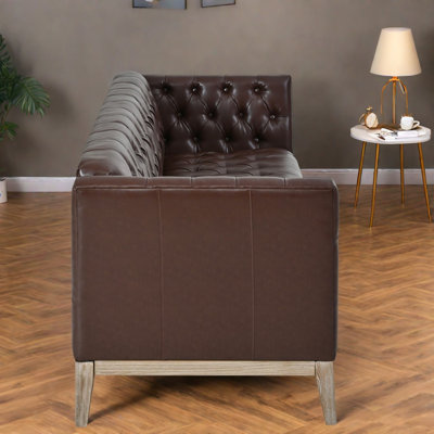 Canapé spacieux 3 places, structure en bois et similicuir, style Chesterfield moderne.