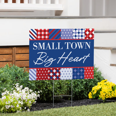 «Small Town Big Heart» American Classic Stars & Stripes Coroplast, 24 po x 18 po