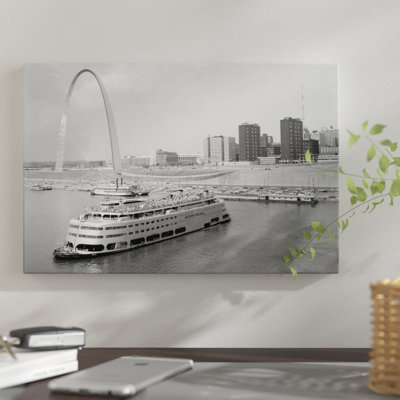 «1960s St. Louis Missouri Gateway Arch Skyline Mississippi River SS Admiral Casino et autres bateaux fluviaux» par Vintage Images - impression sur toile tendue