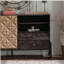 Buffet 56,5 po Mid-Century avec 2 portes, 2 tiroirs, motif géométrique 3D en bois massif et panneau de fibres à densité moyenne, pieds en métal noir, rangement pour salon / salle à manger | Idée cadeau