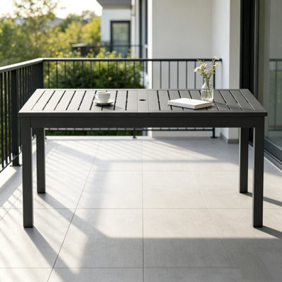 Table de salle à manger extensible en aluminium 62,6 "à 91,7" toutes saisons, table de patio à lattes minimaliste moderne avec trou pour parasol et patins réglables pour le jardin au bord de la piscine