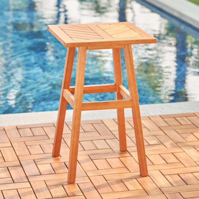 Tabouret en bois miel et eucalyptus pour l'extérieur, résistant aux intempéries et peu encombrant pour un porche ou un patio