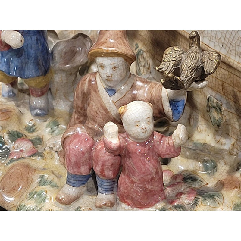 Figurine en porcelaine avec accents bronze
