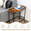 Table de bout étroite avec grain de bois rustique et structure en acier stable