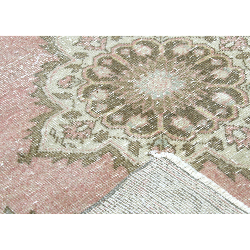 Tapis de couloir unique en laine noué à la main des années 1960 de 4 pi 4 po x 13 pi 7 po en rose / gris