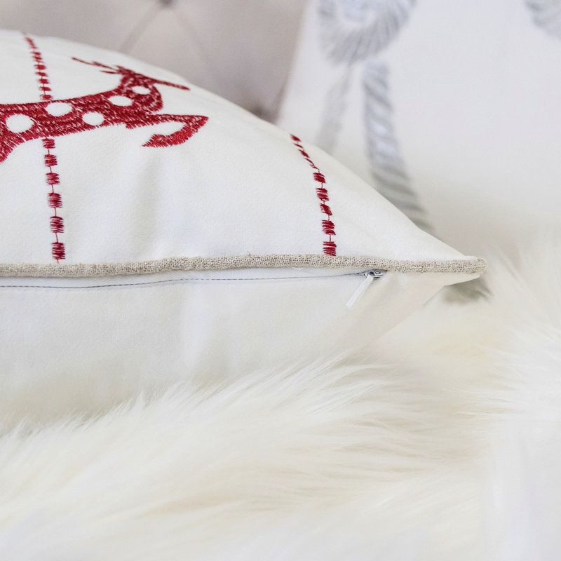 Coussin décoratif blanc de Noël 20 X 20 avec renne brodé rouge et flocons de neige