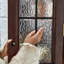 Armoire à vin 82,68 "en verre noyer avec tiroirs 82,68"