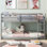 Lit superposé simple au-dessus d'un lit simple avec échelle