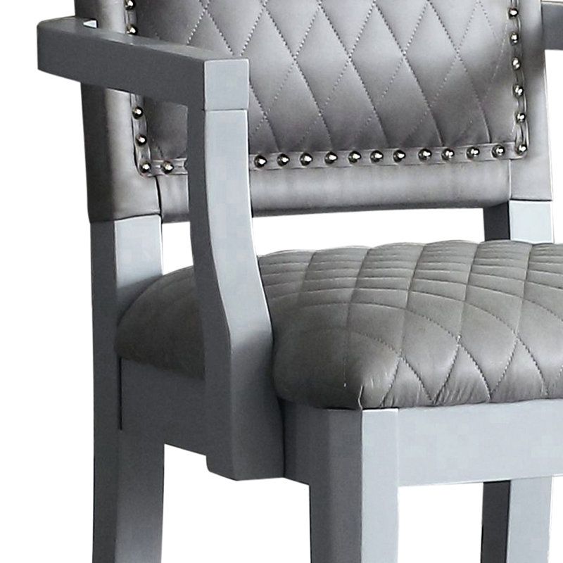 Deux chaises grises à deux tons - élégantes et confortables pour n'importe où dans une pièce charismatique