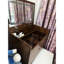 Meuble-lavabo élégant en noyer avec compartiments de rangement internes et tabouret rembourré-344961296