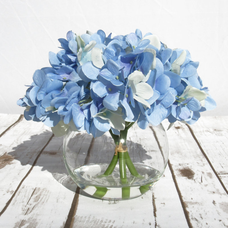 Centres d'hortensias dans un vase, Bleu clair