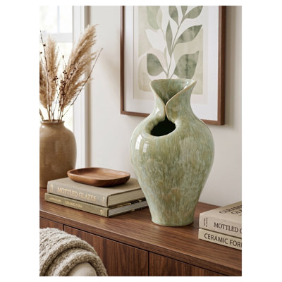 Vase en céramique vert sauge H 16,5 po x l 9,8 po Sage