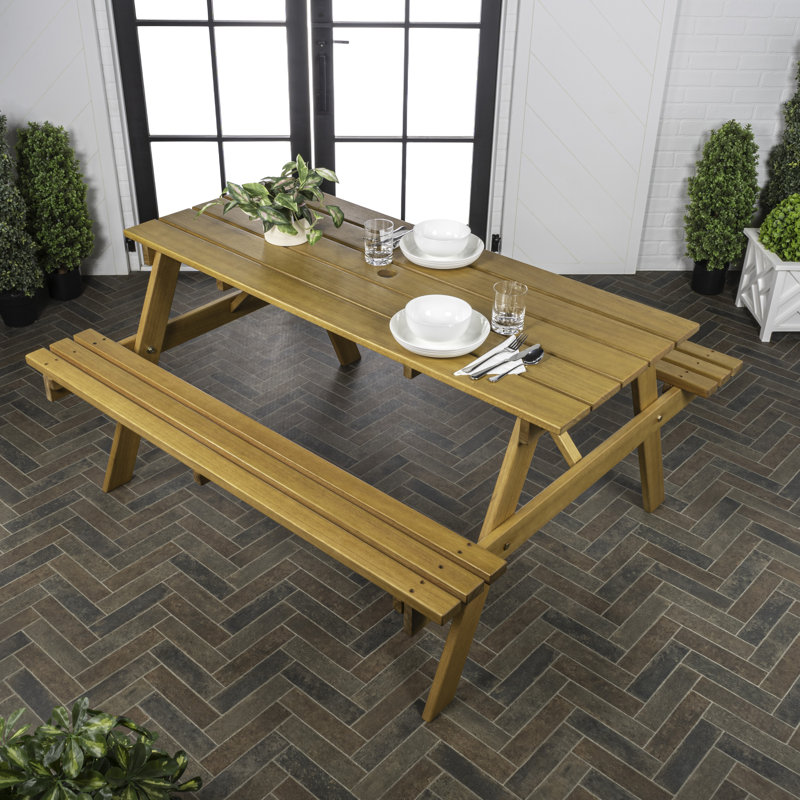 Table de pique-nique d'extérieur en bois d'eucalyptus classique de 59 po avec bancs intégrés et trou pour parasol Shoreham, brun teck pour patio et cour arrière