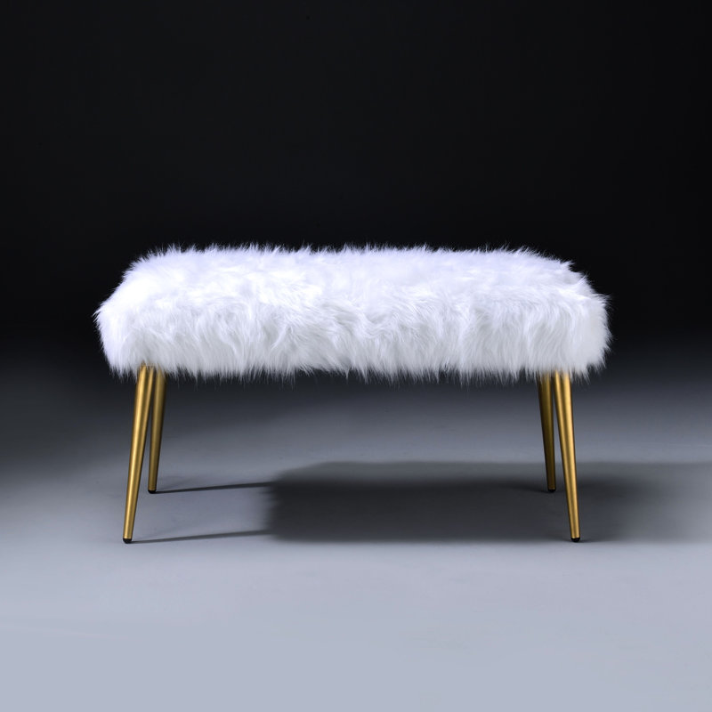 Banc de chambre moderne avec rembourrage en fausse fourrure blanche et pieds dorés brillants