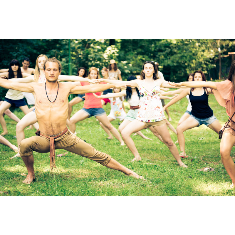 Jeunes gens faisant du yoga par Nullplus, H 32 po x l 48 po