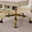 Chaise de bureau réglable en velours beige avec base en métal doré, boutons tirés à la main, garniture cloutée décorative et coussin élastique triple