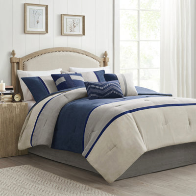 Ensemble de couette bleu Queen 7 pièces - Daim synthétique lavable à la machine. Comprend une couette, des taies d'oreiller, des oreillers et un cache-sommier. Finitions élégantes avec 7 surpiqûres.
