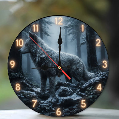 Horloge chiffres avec loup dans la forêt brumeuse