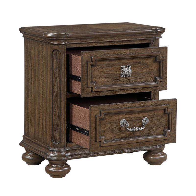 Table de chevet traditionnelle avec deux tiroirs en queue d'aronde et quincaillerie antique