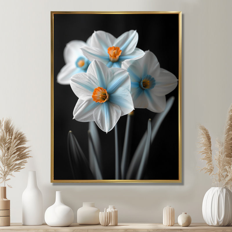 Monochromes Whimsy Wonderland Daffodils II - Jonquilles, art mural, Cadre flottant doré, H 24 po x l 32 po