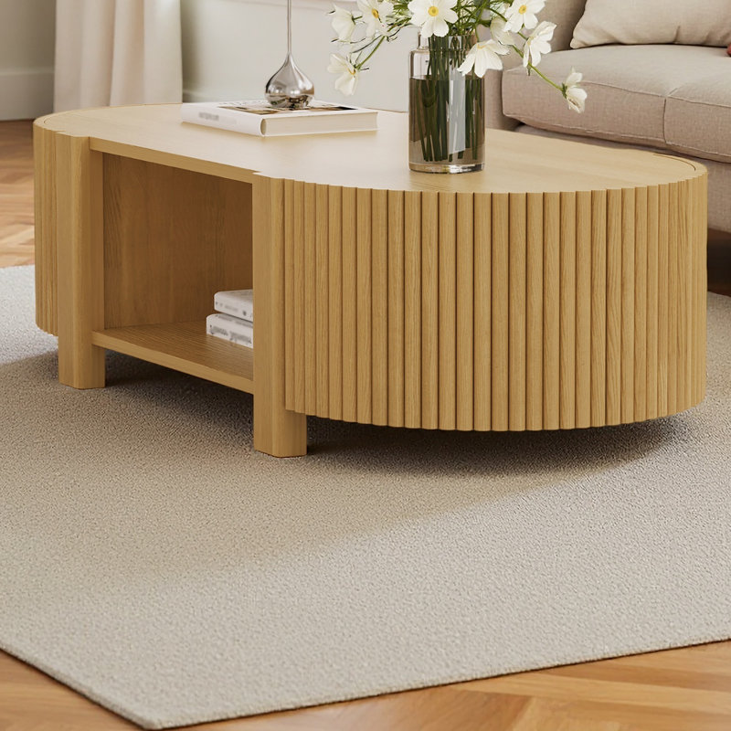 Table basse ovale cannelée avec rangement pour le salon, bois d'hévéa massif, 1 tablette et 2 portes de rangement ouvertes