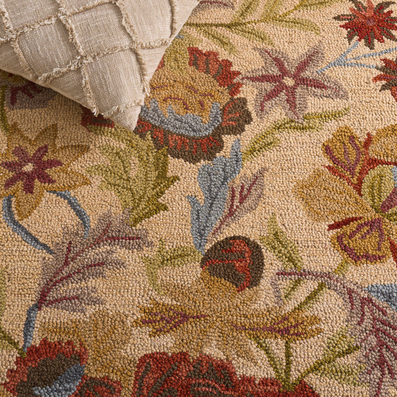 Emrick Blossom Hand Hooked Wool/Cotton/Latex Floral Rug in Beige, Rectangle 4' x 6'