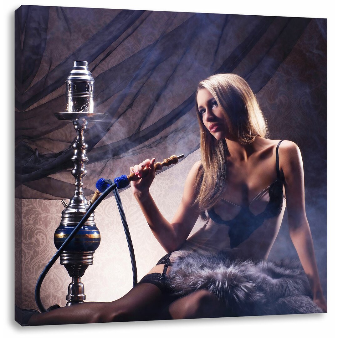 Leinwandbild Schöne Frau mit Shisha