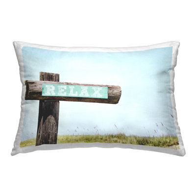 Coussin décoratif "Relax Sign on Beach" par Gail Peck