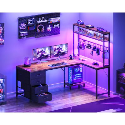 Bureau de jeu en L Ryker avec huche et panneau perforé, bureau d'ordinateur en coin avec 4 tiroirs et tablettes, poste de travail réversible avec lumières à DEL et prises de courant, bureau à domicile avec système de rangement organisé, bureau noir avec construction durable et stable