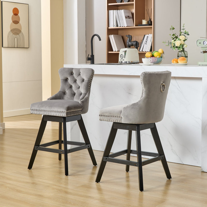 Tabourets de bar pivotants en velours avec décoration capitonnée et pieds en bois