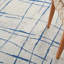 Tapis ivoire et bleu à motifs irréguliers-953844991