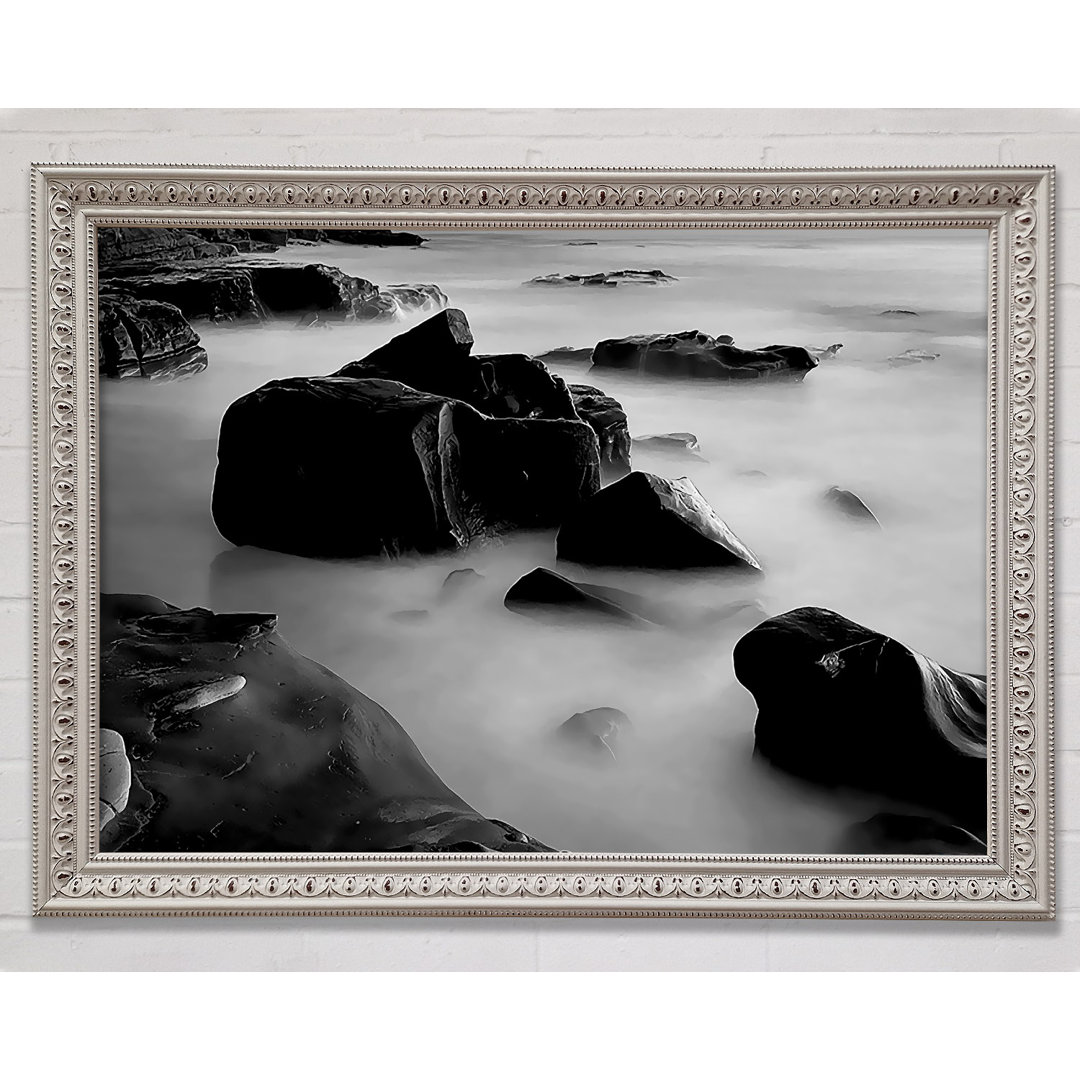 Misty Calm Ocean Rocks White N White - Einzelner Bilderrahmen Kunstdrucke