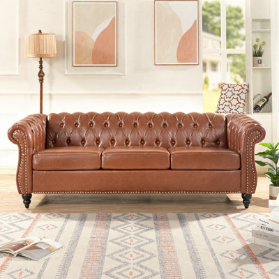 Canapé Chesterfield 84,65 po en polyuréthane à accoudoirs roulés Chesterfield.