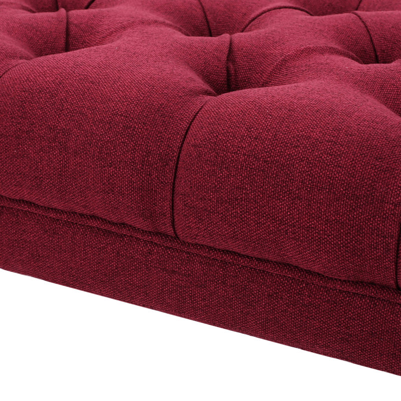 Rouge sophistiqué avec un revêtement luxueux et des détails de coutures en diamant, superbe banc, siège confortable capitonné