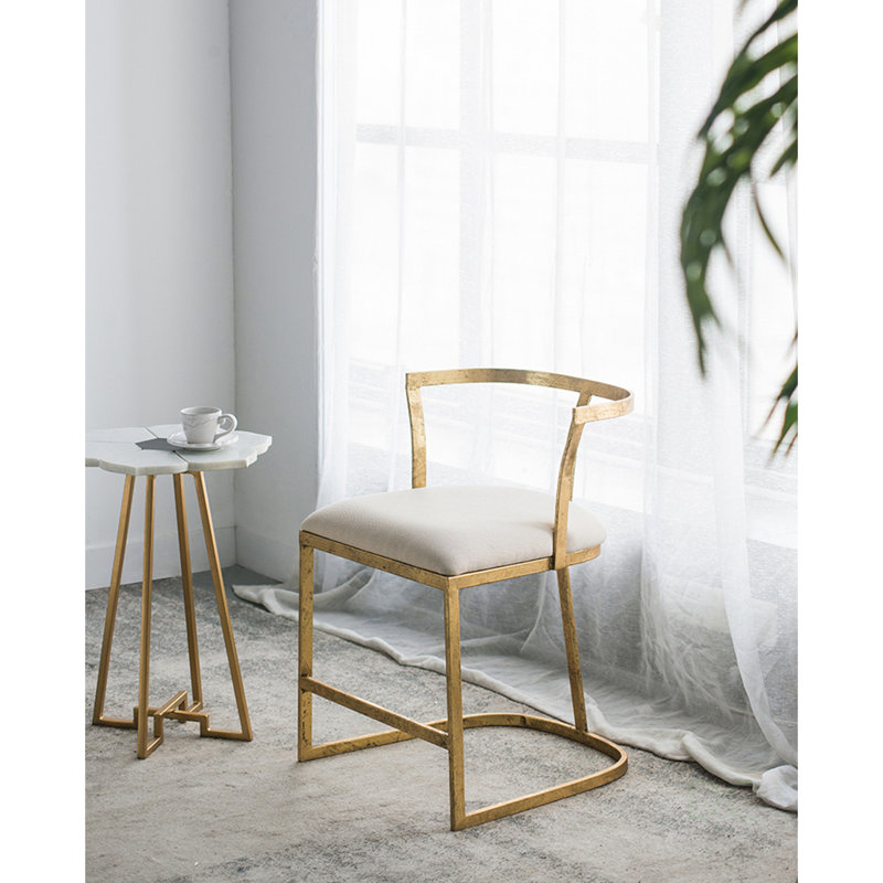 Chaise Cavendish avec cadre doré délavé et siège blanc, parfaite pour un décor moderne et rétro, durable et élégant