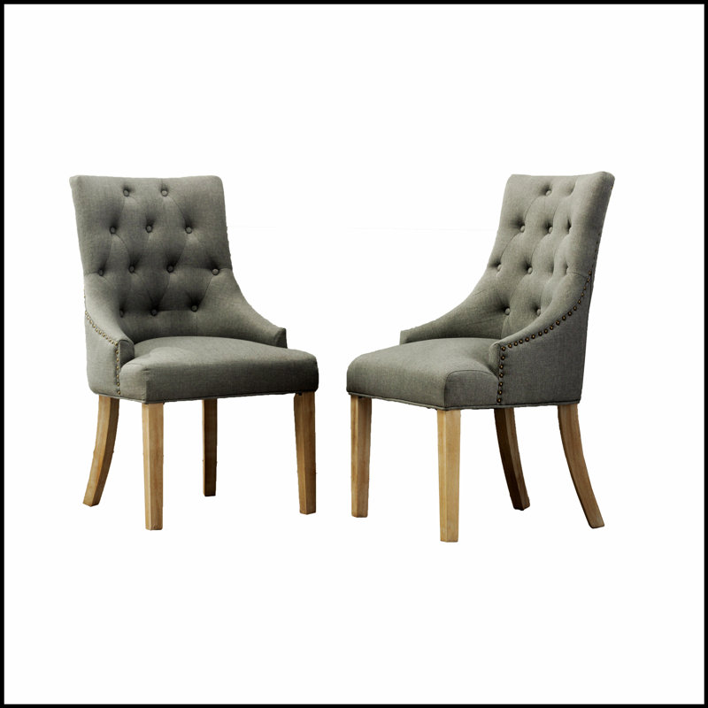Ensemble de 2 fauteuils à oreilles capitonnés gris en bois massif avec têtes de clous, parfaits pour le confort et l'élégance de tout espace de vie.