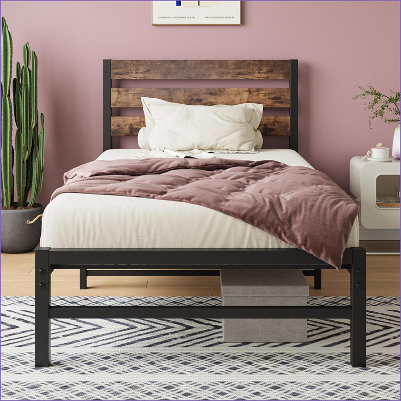 Structure de lit plateforme simple en métal avec tête de lit en bois rustique, aucun sommier requis, capacité de 300 lb, Noir
